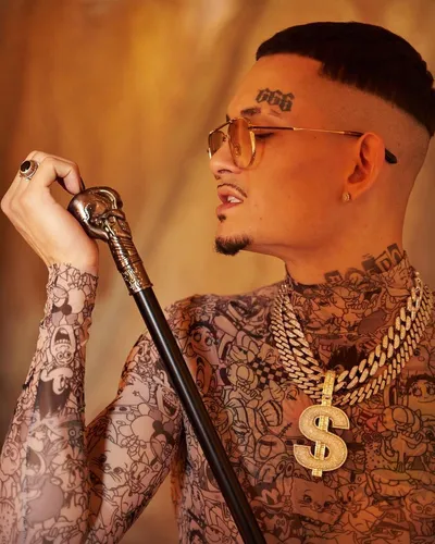 Моргенштерн Фото человек с татуировками держит микрофон