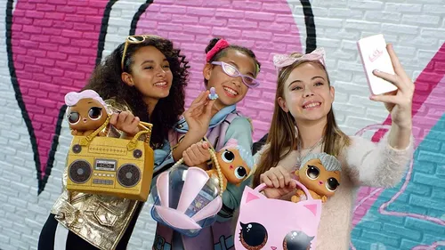 Девин Некода, Майя-Лесия Нейлор, С Куклами Лол Обои на телефон группа девочек с игрушками