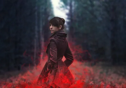 Обработка Фото человек в красном халате, стоящий в лесу
