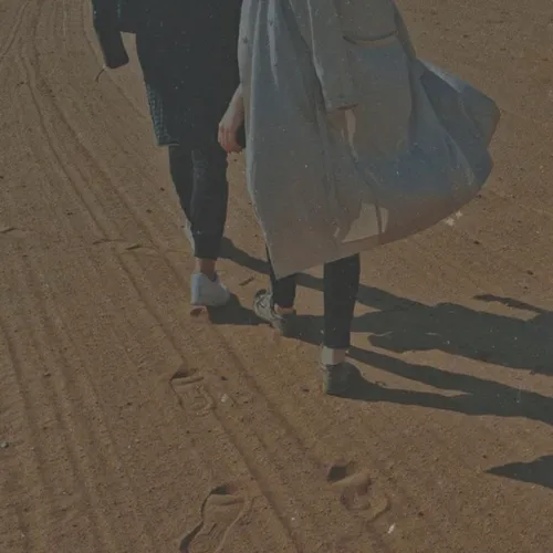 Обработка Фото пара людей гуляет по песчаному пляжу