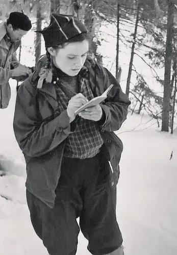 Перевал Дятлова Фото человек в шляпе и пальто с книгой