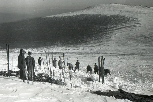 Перевал Дятлова Фото группа людей стоит рядом друг с другом