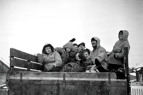 Хильдегард Шредтер, Перевал Дятлова Фото группа людей, сидящих на стене