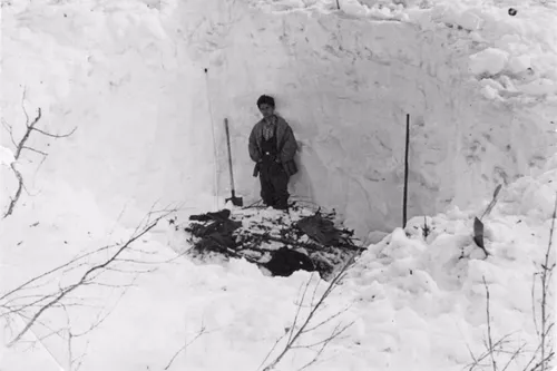 Перевал Дятлова Фото человек, стоящий на снегу