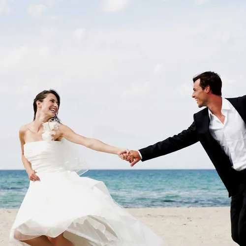 Джесси Кляйн, Свадебные Фото мужчина и женщина держатся за руки на пляже