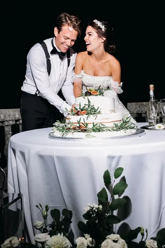 Свадебные Фото жених и невеста разрезают свадебный торт