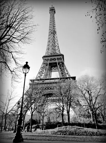 Красивые Фото высокая металлическая башня с Эйфелевой башней на заднем плане