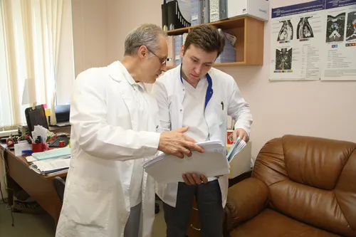 Сыпь При Онкологии Фото врач показывает пациенту что-то на бумаге