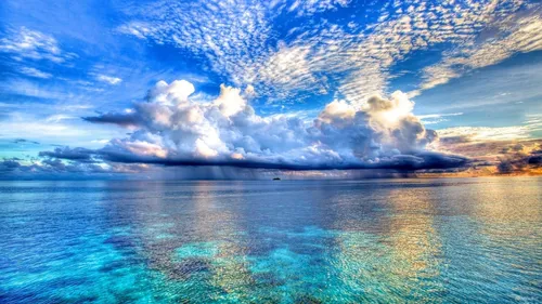 Моря Фото водоем с облаками над ним