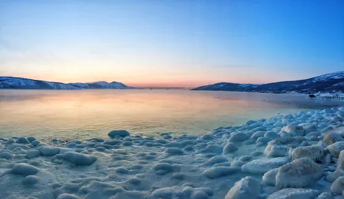 Моря Фото снежный пейзаж с водой и горами на заднем плане