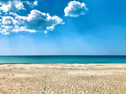 Моря Фото песчаный пляж с голубой водой и облаками в небе