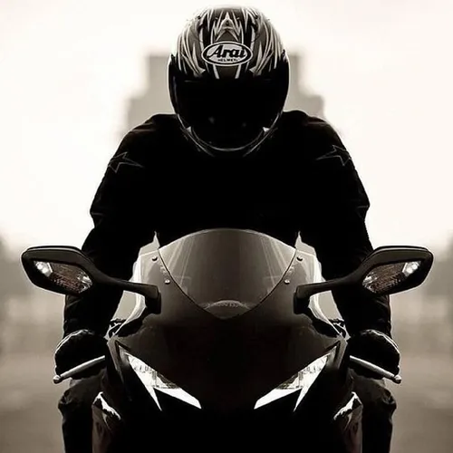 На Аватарку Фото человек в шлеме едет на мотоцикле