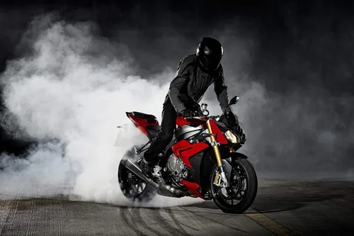 На Аватарку Фото мужчина, катающийся на мотоцикле