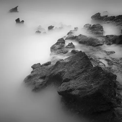 Черно Белое Фото группа скал в воде
