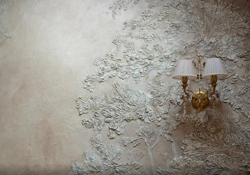 Декоративная Штукатурка Фото стена с лампами и стена с рисунками на ней