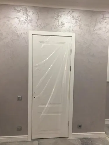 Декоративная Штукатурка Фото белая дверь в комнате