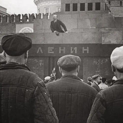 Ленин В Мавзолее Фото человек, стоящий на стене