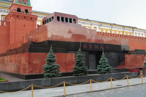 Ленин В Мавзолее Фото здание с деревьями перед ним