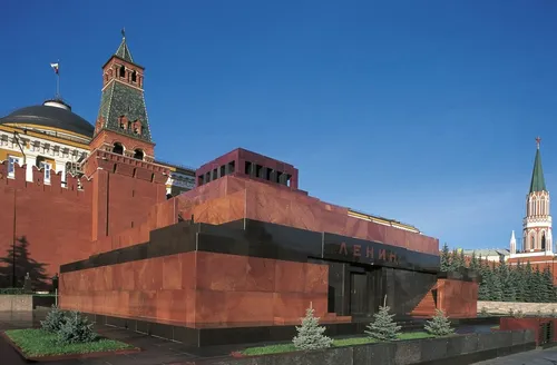 Ленин В Мавзолее Фото большое здание с купольной крышей на фоне Мавзолея Ленина