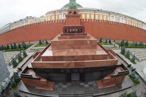 Ленин В Мавзолее Фото большое красное здание с внутренним двором с мавзолеем Ленина на заднем плане