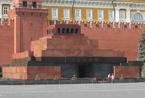 Ленин В Мавзолее Фото большое здание с табличкой на фоне Мавзолея Ленина