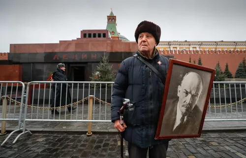 Владимир Ленин, Ленин В Мавзолее Фото мужчина с табличкой