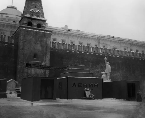Ленин В Мавзолее Фото статуя перед зданием