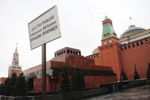 Ленин В Мавзолее Фото вывеска перед большим зданием