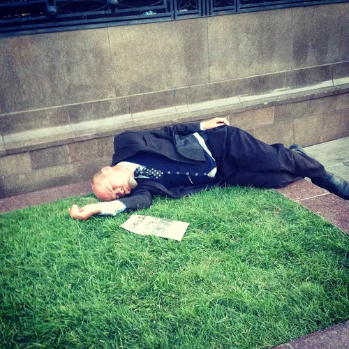 человек, лежащий на траве