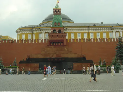 Ленин В Мавзолее Фото большое здание с куполом и множество людей, гуляющих вокруг
