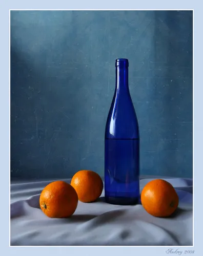Натюрморт Фото бутылка воды рядом с апельсинами