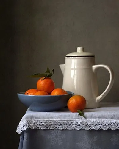 Натюрморт Фото чаша апельсинов и чайник на столе