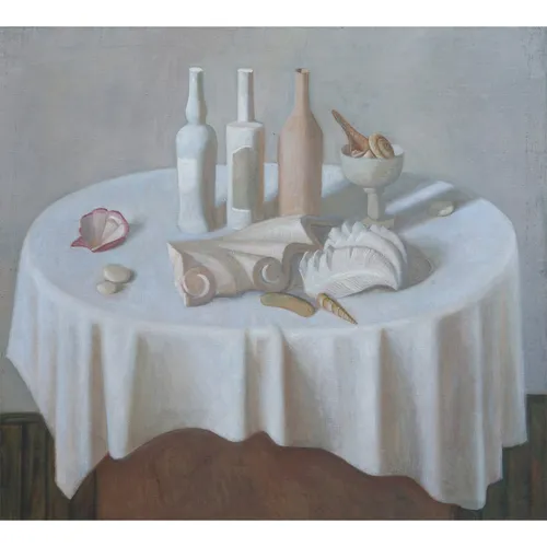 Натюрморт Фото стол с белой тканью и бутылками