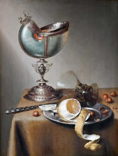 Натюрморт Фото стол с тарелкой еды и серебряное блюдо с серебряным и золотым предметом