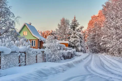 дом, покрытый снегом