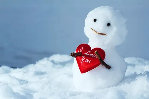 Зимы Фото снеговик держит сердце