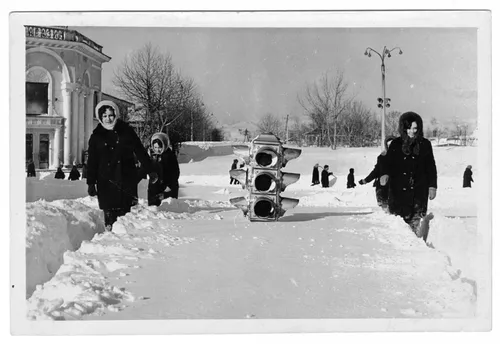 Зимы Фото группа людей идет по снегу