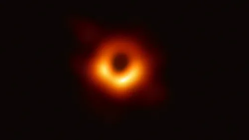 Черной Дыры Фото красный круг с черным фоном