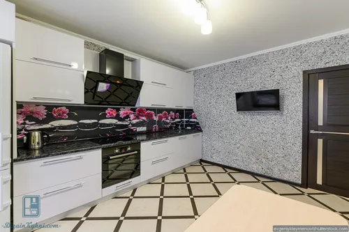 Дизайн Кухни Фото кухня с белыми шкафами и черной столешницей