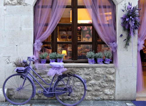 Лавандового Цвета Обои на телефон велосипед, припаркованный перед окном с цветами