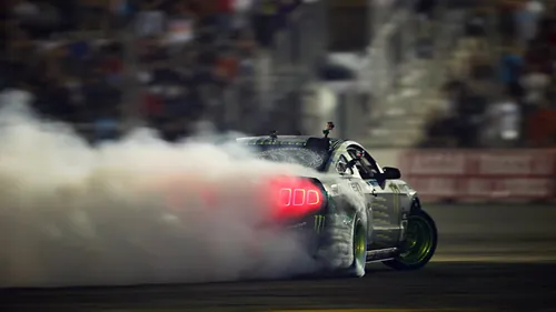 Дрифт Обои на телефон гоночный автомобиль с дымом, выходящим из него