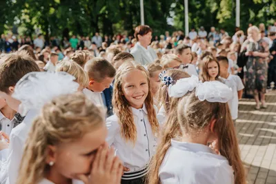 Цветы, шары, российский флаг: как школах Бийска проходит праздник 1 сентября