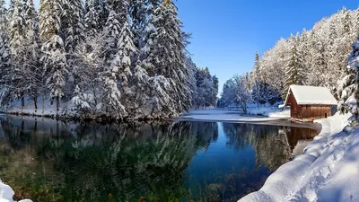 Картинки природа, зима, река, домик, лес, снег - обои 1366x768, картинка  №100321