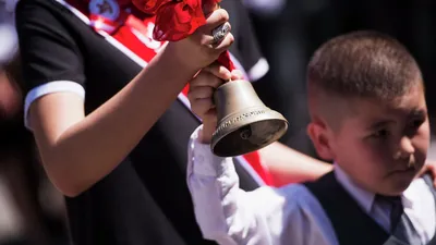 Последний звонок прозвенел 25 мая 2022 года для выпускников бердских школ -  Бердские новости