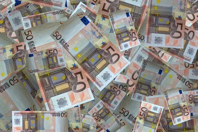 Person holding 50 euro bill photo – Free Bayreuth Image on Unsplash
