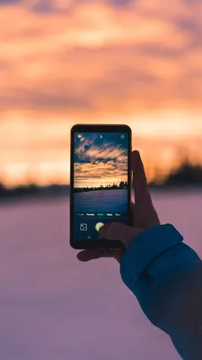 Скачать 540x960 телефон, рука, закат, природа, фото обои, картинки samsung  galaxy s4 mini, microsoft lumia 535, philips xenium, lg l90, htc sensation