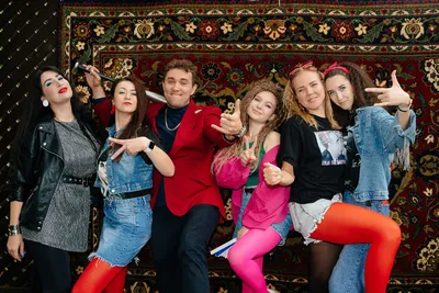 Как одеться на вечеринку в стиле 90-х годов: идеи для стильных образов |  KPIZ.ru