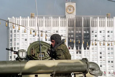 15 лет назад захватили заложников в Театральном центре на Дубровке.  Публикуем текст Анны Политковской. Она была там 25 октября — Новая газета