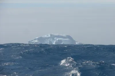 Купить картину Айсберг - вид над водой и под водой на стену от 530 руб. в  DasArt