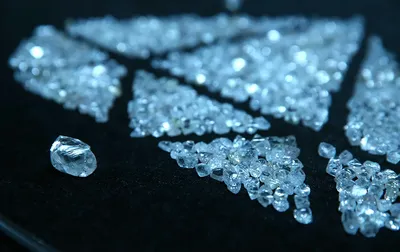 Почему алмаз - прозрачный, а графит - черный, хотя состоят они оба из  углерода?